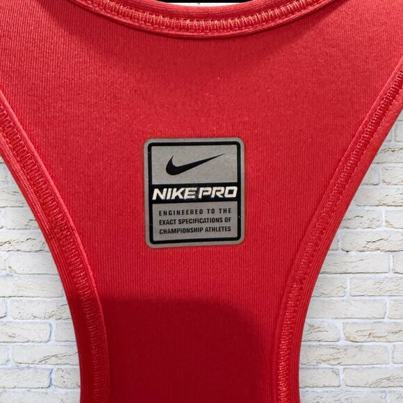 Nike Workout Tank with Shelf Size Large - Picture 3 of 4